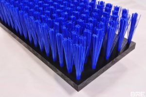 Brosse plate avec fibres rigides