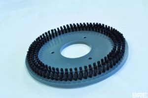 Brosse plateau circulaire avec garnissage extérieur sur trois rangées