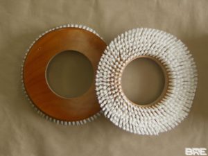 Brosse plateaux support bois