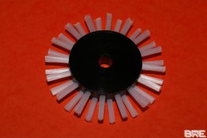 Brosse rotative à garnissage rigide