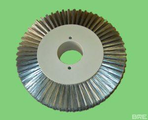 Brosse rotative avec garnissage acier