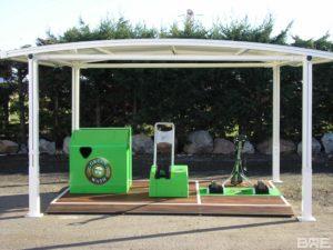 Au golf en libre service nettoyage des clubs chaussures et caddy
