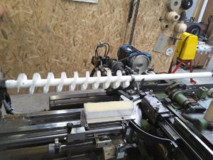 Garnissage d'une brosse hélicoïdale