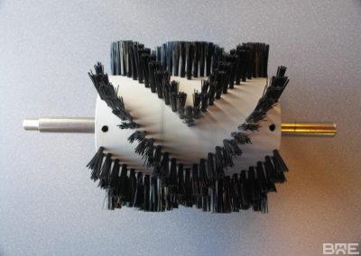 Brosse rotative avec axe et garnissage chevron