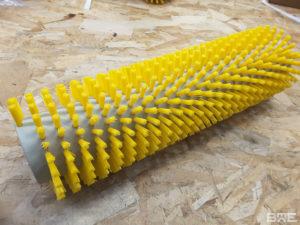 Brosse à grain rotative hélicoïdale