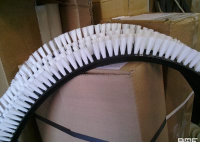 Brosse sur courroie trapézoïdale