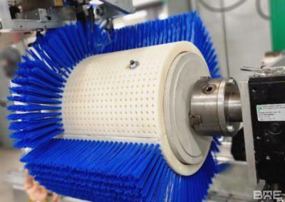 Garnissage d'une brosse industrielle pour le nettoyage de bouteilles