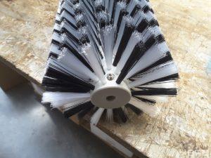Brosse rotative installée sur un robot pour le nettoyage panneaux photovoltaïque