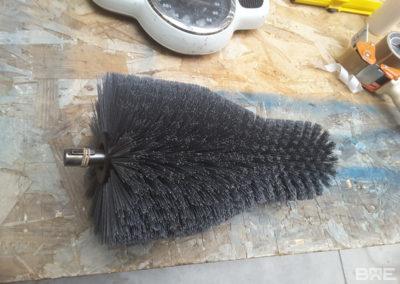 Brosse rotative cylindrique destinée au brossage des bouteilles dans une machine d'embouteillage. La brosse se caractérise par son garnissage souple de forme spécifique, conçu pour assurer un nettoyage efficace et délicat de la surface des bouteilles.