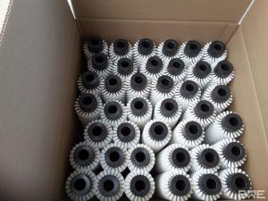 Lot de brosses rotatives qui seront à être installées dans une machine de nettoyage de pommes. Les brosses, constituées d'un garnissage rigide, présentent une densité élevée pour un nettoyage efficace