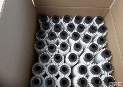Lot de brosses rotatives qui seront à être installées dans une machine de nettoyage de pommes. Les brosses, constituées d'un garnissage rigide, présentent une densité élevée pour un nettoyage efficace