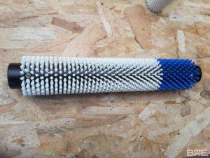 Cette brosse est conçue pour le nettoyage et le polissage des pommes. Le garnissage rigide permet d'éliminer efficacement les salissures et les imperfections de la surface des fruits, tandis que les deux couleurs distinctes facilitent le suivi de l'usure des poils.