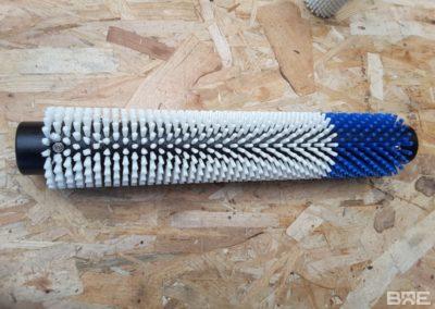 Cette brosse est conçue pour le nettoyage et le polissage des pommes. Le garnissage rigide permet d'éliminer efficacement les salissures et les imperfections de la surface des fruits, tandis que les deux couleurs distinctes facilitent le suivi de l'usure des poils.