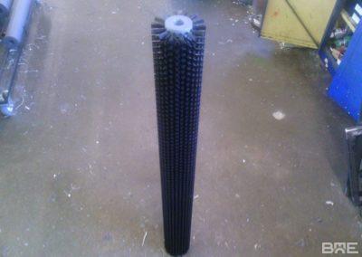Une brosse rotative longue fixée sur une machine de nettoyage industrielle est présentée. Sa structure cylindrique et ses poils denses en font un outil idéal pour éliminer la terre et les impuretés des pommes de terre en mouvement.