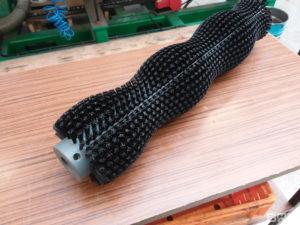 Brosse cylindrique à garnissage ondulé pour le nettoyage et le polissage des pommes de terre Cette brosse cylindrique est conçue pour le nettoyage et le polissage des pommes de terre sur une ligne de conditionnement en milieu agricole.