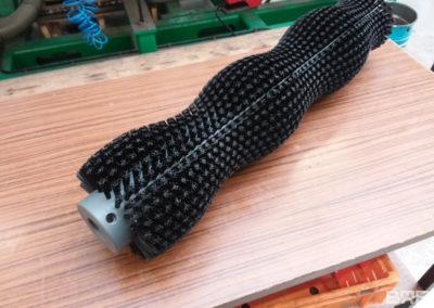 Brosse cylindrique à garnissage ondulé pour le nettoyage et le polissage des pommes de terre Cette brosse cylindrique est conçue pour le nettoyage et le polissage des pommes de terre sur une ligne de conditionnement en milieu agricole.