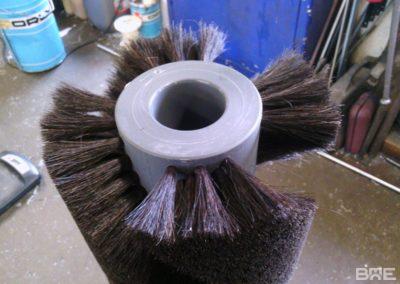 Une brosse rotative avec garnissage souple en hélice est présentée. Cette brosse est conçue pour le lustrage des pommes et offre une finition lisse et uniforme.