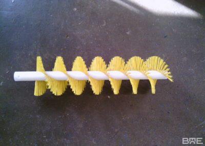 Une brosse technique industrielle conçue pour le transport efficace des résidus de raisin sur les convoyeurs dans le secteur viticole.