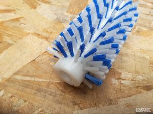 Cette brosse rotative est conçue pour le nettoyage des trayons des vaches dans les systèmes de traite robotisée. Sa garniture bicolore garantit un nettoyage efficace et respectueux de la peau des trayons.