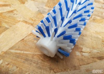 Cette brosse rotative est conçue pour le nettoyage des trayons des vaches dans les systèmes de traite robotisée. Sa garniture bicolore garantit un nettoyage efficace et respectueux de la peau des trayons.