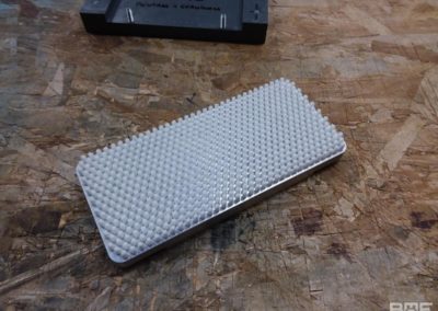 Brosse plate à poils synthétiques rigides, conçue pour le nettoyage et le dépolissage de surfaces dans l'industrie pharmaceutique.