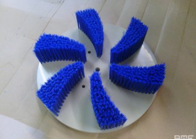 Brosse plateau sur mesure utilisée pour le brossage des meules de fromage dans l'industrie fromagère.