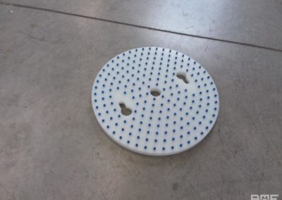 Brosse plateau modulaire utilisée pour le brossage des meules de fromage dans l'industrie fromagère.