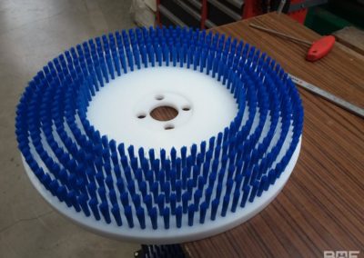 Brosse plateau modulaire utilisée pour le brossage des meules de fromage dans l'industrie fromagère.