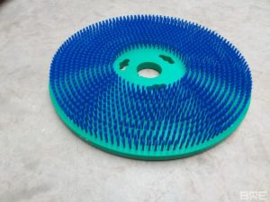 Brosse plateau modulaire utilisée pour le brossage des meules de fromage dans l'industrie fromagère.