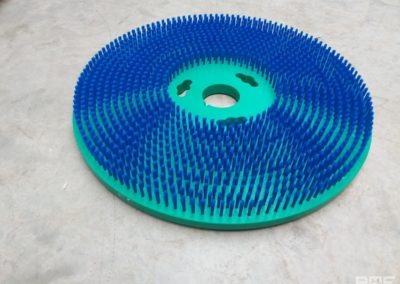 Brosse plateau modulaire utilisée pour le brossage des meules de fromage dans l'industrie fromagère.