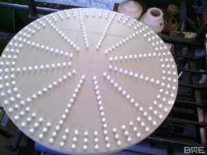 Brosse plateau sur mesure utilisée pour le brossage des meules de fromage dans l'industrie fromagère.