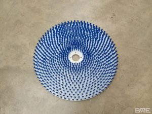 Brosse plateau modulaire utilisée pour le brossage des meules de fromage dans l'industrie fromagère.