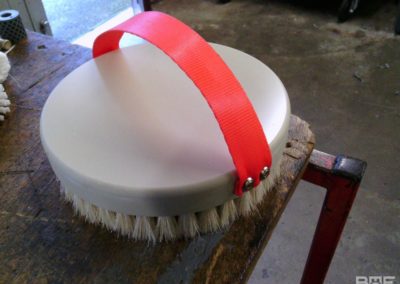 Cette brosse ronde à main est l'outil idéal pour le nettoyage et le brossage des fromages. Sa conception ergonomique et ses poils doux permettent un nettoyage efficace en douceur, sans abîmer la croûte du fromage.