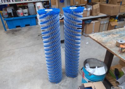 Brosse rotative pour panneaux solaires avec garnissage hélicoïdal en deux matières.