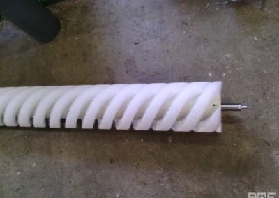 Une brosse rotative à garnissage hélicoïdal dense, conçue pour le nettoyage efficace des panneaux solaires. La configuration des poils permet une élimination optimale des salissures et dépôts, garantissant une production d'énergie solaire optimale.