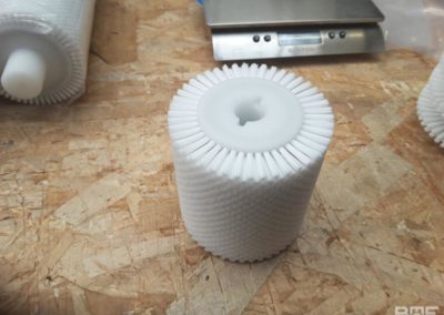 Brosse rotative modulaire à garnissage dense pour le conditionnement de comprimés dans l'industrie pharmaceutique