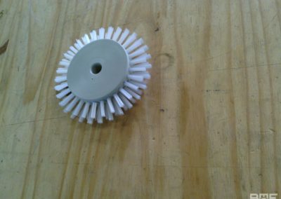 Une brosse rotative avec garnissage souple utilisée dans le secteur piscicole pour le brossage et le nettoyage des truites.