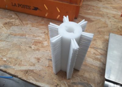 Brosse rotative utilisée dans une machine de conditionnement de comprimés pharmaceutiques. Elle permet d'uniformiser les produits avant mise sous blister.