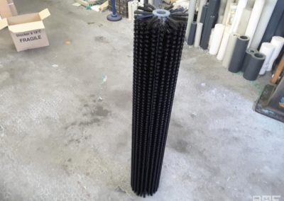 Une brosse rotative de grande dimension, conçue pour le nettoyage efficace des panneaux solaires. Sa taille permet une couverture étendue et un nettoyage précis.