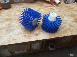 Brossage des meules de Comté avec des brosses cylindriques modulaires pour une meilleure hygiène et une saveur optimale.