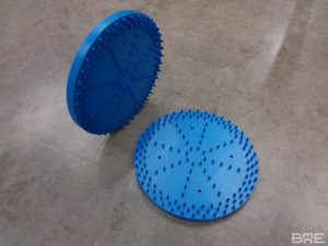 Brosse plateau modulaire utilisée pour le brossage des meules de fromage dans l'industrie fromagère.