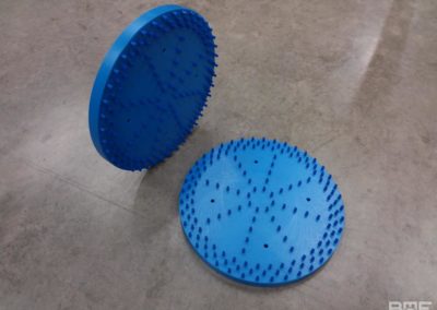 Brosse plateau modulaire utilisée pour le brossage des meules de fromage dans l'industrie fromagère.