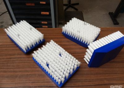 brosses plates modulaires sur mesure, conçues pour le brossage des meules de fromage dans l'industrie fromagère.