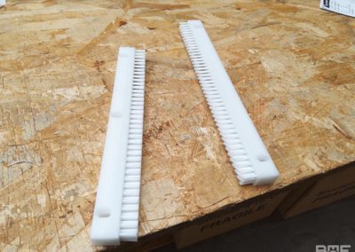 Brosses plates en polypropylène pour le guidage de produits en milieu pharmaceutique.