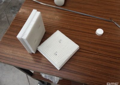 Brosses plates avec un garnissage rigide sur support rectangulaire. Ces brosses sont utilisées dans l'industrie pharmaceutique pour guider des produits ou des composants lors de leur processus de fabrication.