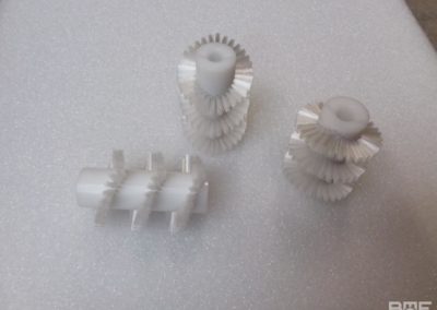 Brosses rotatives modulaires employées dans une machine de conditionnement de comprimés dans l'industrie pharmaceutique. Ces brosses permettent d'uniformiser les comprimés avant leur mise sous blister.