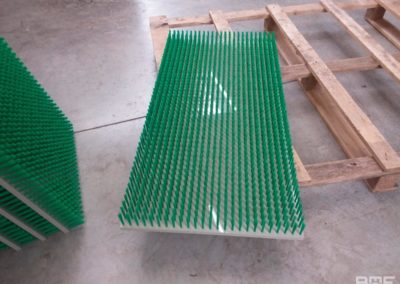 Brosse technique installée dans une passe à poissons. La brosse épouse parfaitement la surface de la passe, offrant une surface rugueuse favorisant la reptation des poissons et des anguilles.