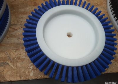 Disque de brossage pour le frottage des meules de fromage.