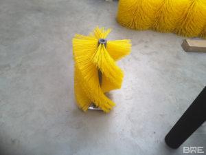 Une brosse cylindrique en hélice avec des poils souples est présentée, conçue pour le nettoyage efficace des bandes transporteuses.