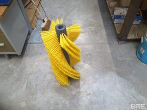 Une brosse rotative dotée d'un garnissage en hélice pour un nettoyage efficace et en profondeur des tapis roulants et bandes transporteuses. Les hélices favorisent le décollement et l'éjection des saletés, tandis que la conception ouverte assure une bonne ventilation pour éviter le colmatage.
